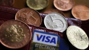 Rok s bankovními poplatky vyjde Čechy na 37,3 miliardy korun